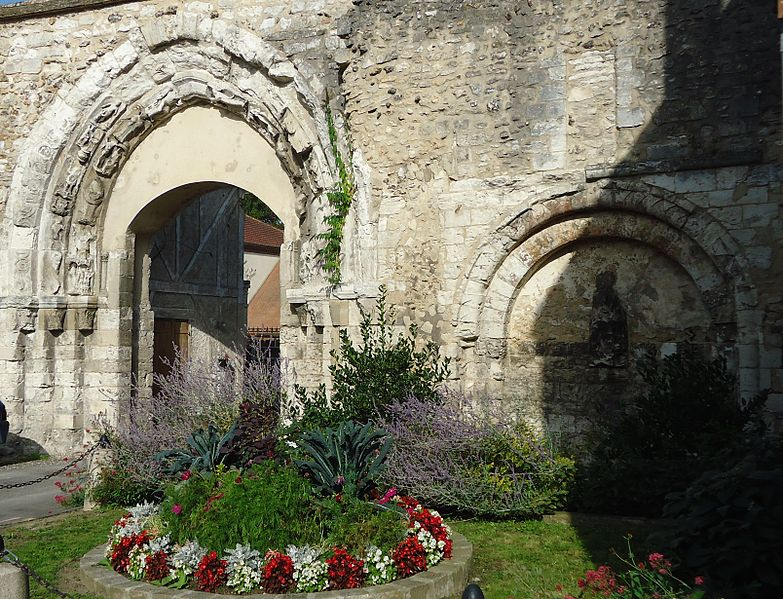 Vue du Portail de l'Abbaye Notre Dame d'Ivry